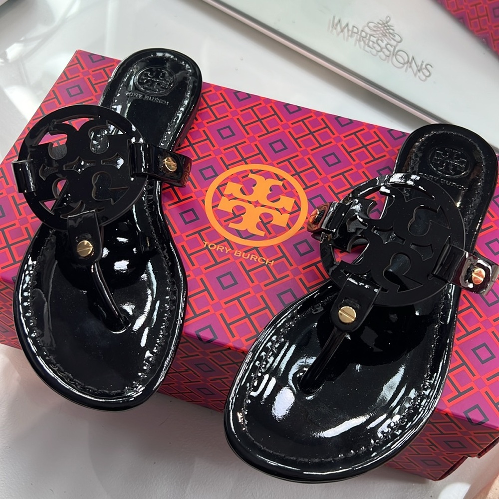 Tory Burch patent leather black sandal with large emblem waterproof size 6.5 NEW - Picture 6 of 10